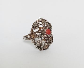 Antieke zilver filigrain ring koraal Balkan Kroatië mt 17,8 beschikbaar voor biedingen