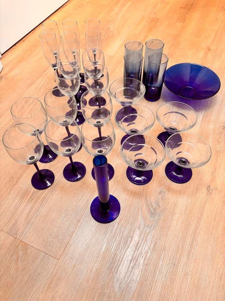 Glaswerk set met kobaltblauwe voet, Huis en Inrichting, Keuken | Servies, Zo goed als nieuw, Glas of Glazen, Effen, Glas, Ophalen of Verzenden