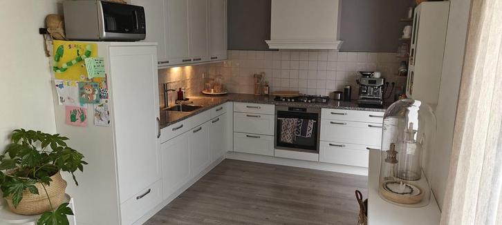 Hoekkeuken granieten blad  inclusief Siemens&AEG apparatuur, Huis en Inrichting, Keuken | Complete keukens, Zo goed als nieuw