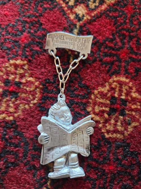Broche/Speld Hummel world's Fair 1989, Verzamelen, Beelden en Beeldjes, Zo goed als nieuw, Hummel, Ophalen of Verzenden
