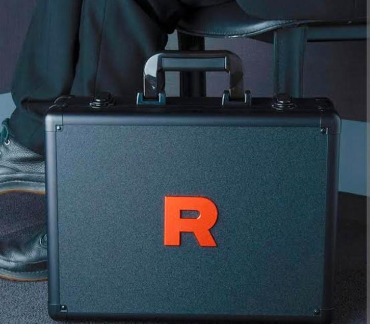 Pokemon- Team Rocket Attache Case - NIEUW, Hobby en Vrije tijd, Verzamelkaartspellen | Pokémon, Nieuw, Overige typen, Ophalen of Verzenden