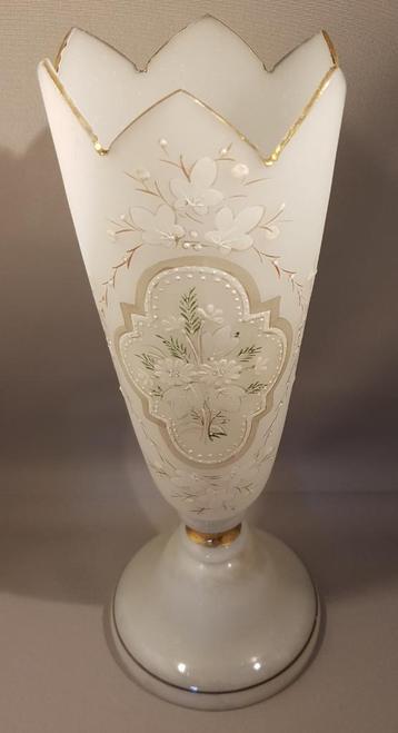 Napoleaans Franse Opaline glazen Vaas met Bloemmotief  beschikbaar voor biedingen