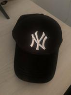 Pet met wit logo, Ophalen of Verzenden, Zo goed als nieuw, One size fits all