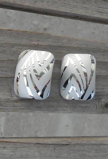 leuke vintage design oorbellen / oorhangers '70 Bijenkorf beschikbaar voor biedingen
