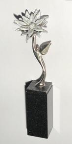 Verzilverd beeld- Corry Ammerlaan- Zeg het met een bloem, Antiek en Kunst, Antiek | Koper en Brons, Ophalen