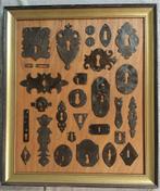 Verzameling sleutelplaatjes, in lijst, 17e-20ste eeuw, ijzer, Antiek en Kunst, Curiosa en Brocante, Ophalen of Verzenden