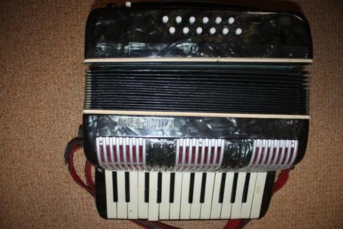 Te koop Accordeon Sutimio Soprani, Muziek en Instrumenten, Accordeons, Gebruikt, Overige formaten, Overige merken, Met koffer