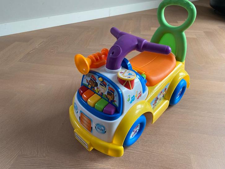 Fisher-Price Loopauto Music Parade - Alles werkt!, Kinderen en Baby's, Speelgoed | Buiten | Voertuigen en Loopfietsen, Gebruikt