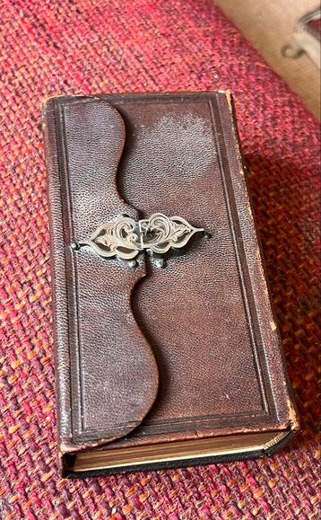 Antieke Bijbel met Zilveren Sluiting 1881 beschikbaar voor biedingen