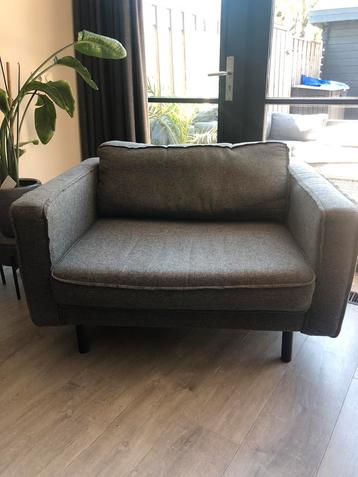 Grijze loveseat beschikbaar voor biedingen