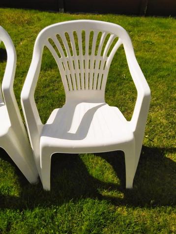 8 witte tuinstoelen stevig en comfortabel. beschikbaar voor biedingen