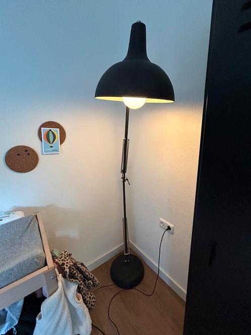Stoere industriële staande lamp – €20, Huis en Inrichting, Lampen | Vloerlampen, Zo goed als nieuw, 150 tot 200 cm, Metaal, Ophalen