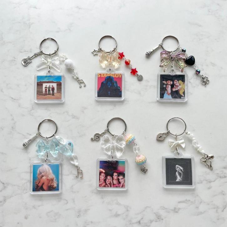 Pop muzikanten interactieve album sleutelhangers, Verzamelen, Muziek, Artiesten en Beroemdheden, Nieuw, Gebruiksvoorwerp, Ophalen of Verzenden