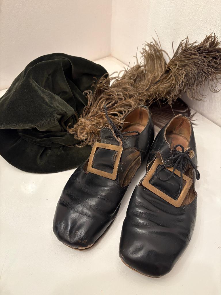 Antieke Pieten theater schoenen en muts struisvogelveren, Verzenden, Heren
