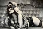 Masquerade, sexy vrouw met masker op een sofa B-1,5 x H-1,0, Ophalen of Verzenden
