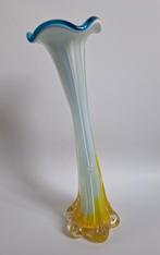 Leuke handgeblazen glazen vaas in vorm van bloem, Ophalen of Verzenden