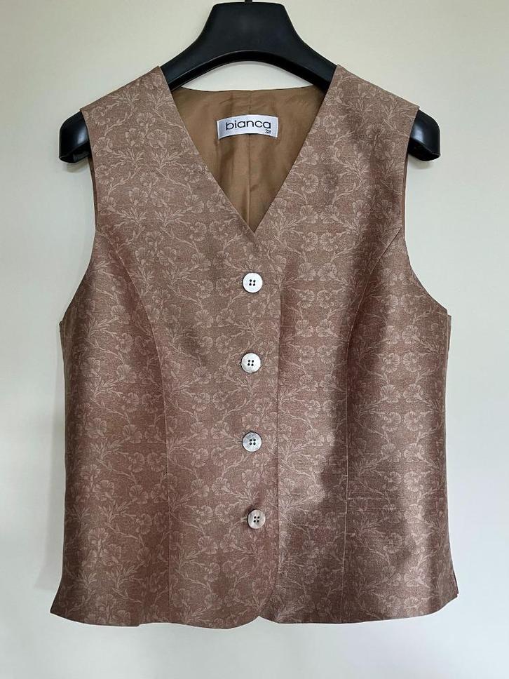 lichtbruin gebloemd zijden gilet van Bianca, Kleding | Dames, Truien en Vesten, Zo goed als nieuw, Maat 38/40 (M), Bruin, Ophalen of Verzenden