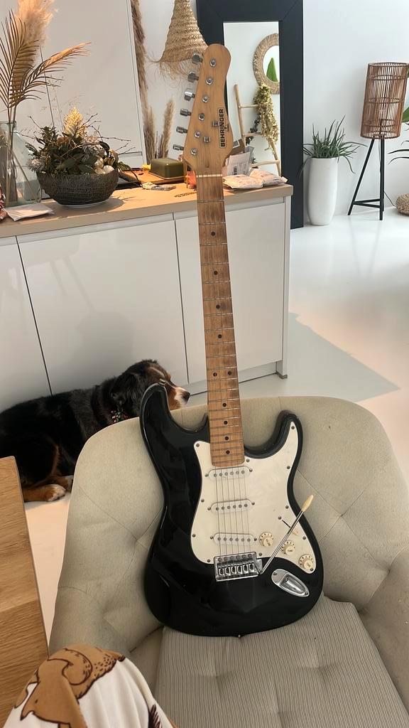 Behringer iAXE393, de Behringer Strat-stijl, Muziek en Instrumenten, Snaarinstrumenten | Gitaren | Elektrisch, Zo goed als nieuw