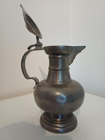 Vintage schenkkan van hoogwaardig tin beschikbaar voor biedingen