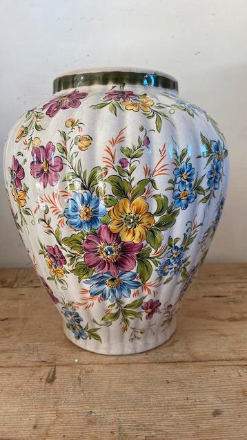 Vintage vaas met decor van bloemen beschikbaar voor biedingen