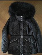 Karen Millen zwart gewatteerd dames jack 38 met ceintuur, Kleding | Dames, Ophalen of Verzenden, Zo goed als nieuw, Maat 38/40 (M)