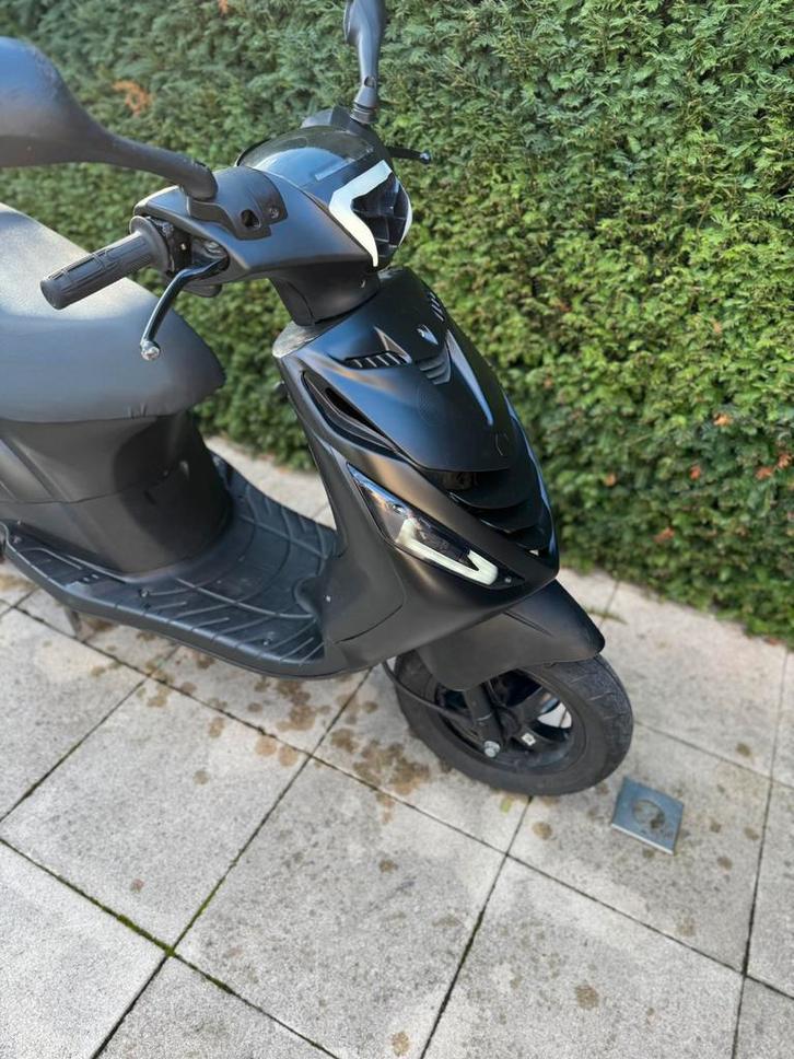 Piaggio zip e4 brom, Fietsen en Brommers, Scooters | Piaggio, Zo goed als nieuw, Zip, Benzine, Ophalen of Verzenden