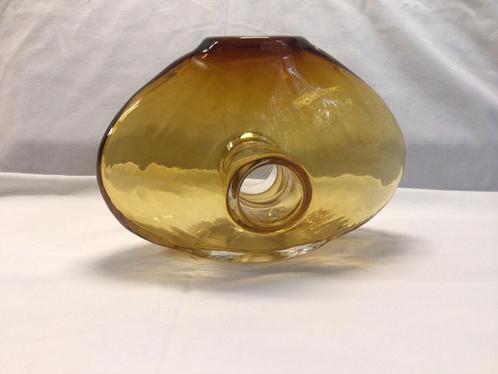 Amberkleurige donut vaas, Margie’s Garden California., Antiek en Kunst, Antiek | Glas en Kristal, Ophalen of Verzenden