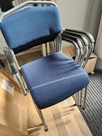 4 stapelstoelen blauw beschikbaar voor biedingen