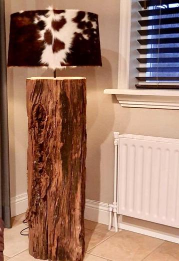 Unieke lampen van robuust hout beschikbaar voor biedingen