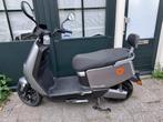 Yadea E8S elektr. scooter met helmen, windscher & beenkleed, Overige merken, Elektrisch, Ophalen of Verzenden, Zo goed als nieuw