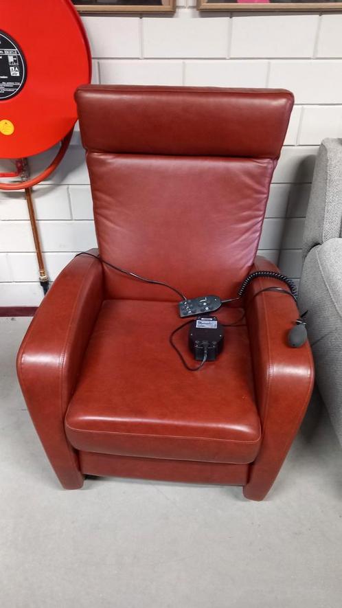 Relaxfauteuil leer met elektrische bediening, Huis en Inrichting, Fauteuils, Gebruikt, Leer, 75 tot 100 cm, 75 tot 100 cm, Ophalen