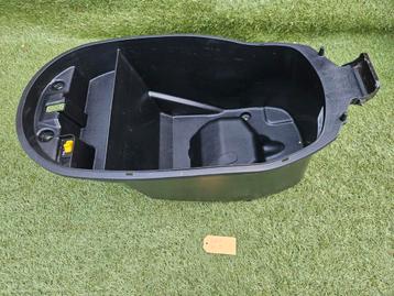 buddybak SYM Mio helmbak origineel 8125A-A7A-000 zwart beschikbaar voor biedingen