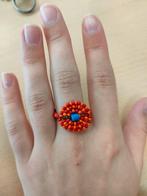 Zelfgemaakte ring van oranje/rode glaskraaltjes., 18 tot 19, Oranje, Ophalen of Verzenden, Zo goed als nieuw