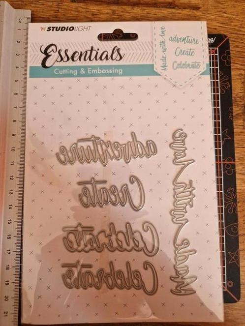 Studio light essentials snijmallen teksten, Hobby en Vrije tijd, Kaarten | Zelf maken, Zo goed als nieuw, Pons of Mal, Ophalen of Verzenden