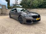 BMW 5-Serie 545e 394pk Xdrive Aut 2022 Alvitgrau, Auto's, Automaat, USB, Zwart, 2000 kg