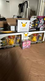 Pokemon celebrations pikachu vmax fusion strike boosterbox, Nieuw, Ophalen of Verzenden, Boosterbox