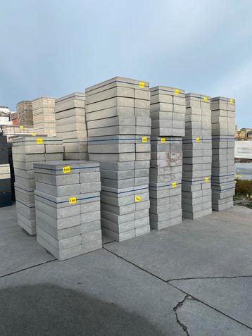 Grote partij traptreden 100x35x15 cm beschikbaar voor biedingen