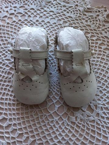 Leuke kleine babyschoentjes van wit leer  beschikbaar voor biedingen