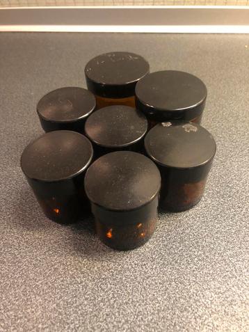 Potjes voor crème of zalfjes beschikbaar voor biedingen