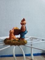 Beeldje van beer met kruiwagen en hond, Verzamelen, Beren en Cherished Teddies, Ophalen of Verzenden, Zo goed als nieuw, Beeldje
