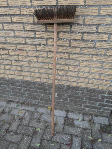 bezem met metalen haren  beschikbaar voor biedingen