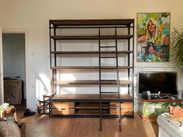 Industriële wandkast met planken en laden beschikbaar voor biedingen