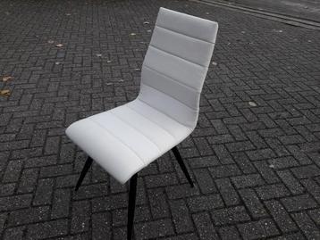 Partij van 56 witte leren stoelen met zwarte metalen poten beschikbaar voor biedingen