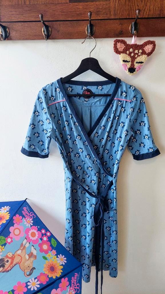 ZGAN Tante Betsy jurk blauw klavertjes M, Kleding | Dames, Jurken, Zo goed als nieuw, Maat 38/40 (M), Blauw, Knielengte, Ophalen of Verzenden