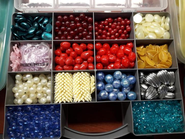24 soorten kralen in sorteerbak, Hobby en Vrije tijd, Kralen en Sieraden maken, Nieuw, Kraal, Ophalen of Verzenden