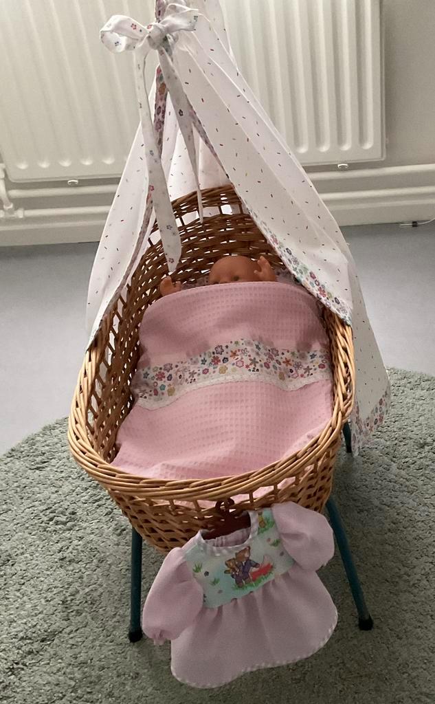 Wieg met pop ., Kinderen en Baby's, Speelgoed | Poppen, Gebruikt, Babypop, Ophalen of Verzenden