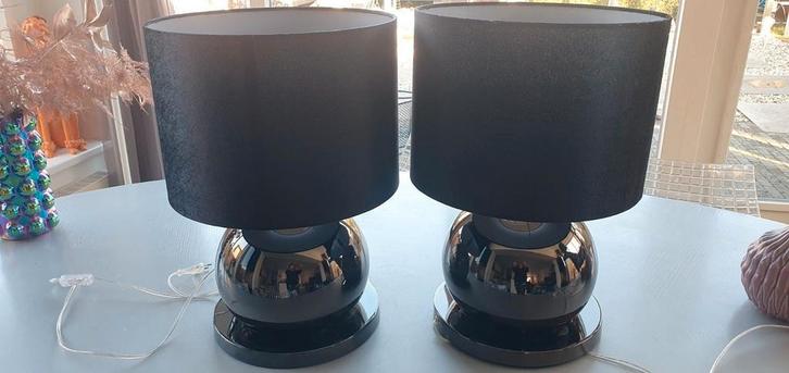 Twee prachtige bollampen in de stijl van Eric Kuster, in nie, Huis en Inrichting, Lampen | Tafellampen, Zo goed als nieuw, Minder dan 50 cm