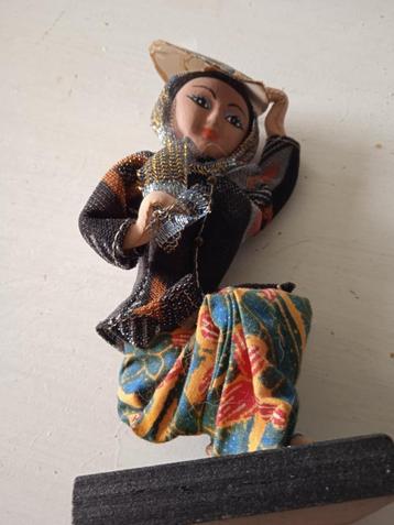 Klederdracht popje vrouw Singapore beschikbaar voor biedingen