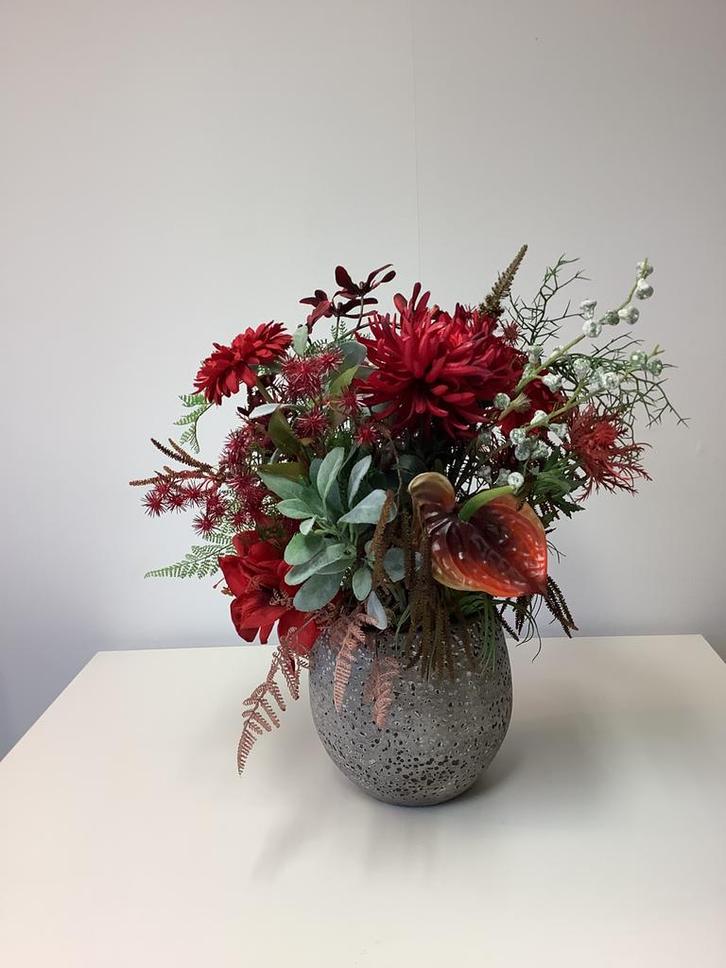 Mooi warm rood stuk in stenen pot 60 hoog, Huis en Inrichting, Woonaccessoires | Kunstplanten en Kunstbloemen, Zo goed als nieuw