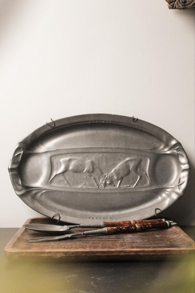 Kayserzinn Art Nouveau Bord Jachtmotief Hert Kröner, Antiek en Kunst, Antiek | Tin, Ophalen of Verzenden